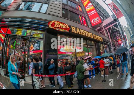 Orde di amanti delle dita di pollo affluiscono alla grande apertura del Raising CaneÕs Global Flagship Store a Times Square a New York martedì 27 giugno 2023. La catena di fast food con sede in Louisiana serve solo piatti a base di pollo con contorni e prevede di aprire 25 sedi a New York City entro i prossimi tre anni. La catena ha oltre 740 ristoranti in 36 stati, il Medio Oriente e il territorio di Guam. (© Richard B. Levine) Foto Stock