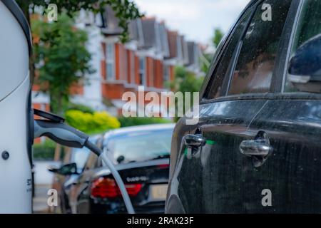Auto elettrica collegata e cambiabile in città strada Foto Stock