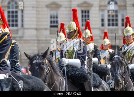 Londra, Regno Unito. Membro della Household Cavalry (Blues and Royals) che lascia la Horse Guards Parade dopo il cambio giornaliero della Kings Life Guard Foto Stock