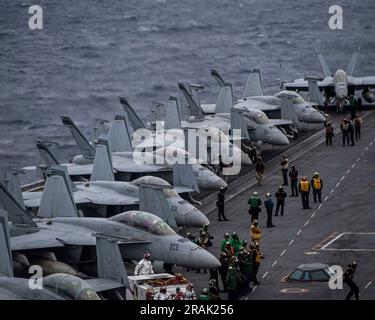 USS Nimitz, Stati Uniti. 27 giugno 2023. STATI UNITI Gli aerei da caccia della Marina F/A-18F Super Horner del Mighty Shrikes of Strike Fighter Squadron 94, sono allineati e preparati per le operazioni di volo sul ponte di volo della portaerei classe Nimitz USS Nimitz in corso che conducono operazioni di routine, il 27 giugno 2023 sull'Oceano Pacifico. Crediti: MC2 Joseph Calabrese/U.S. Navy Photo/Alamy Live News Foto Stock