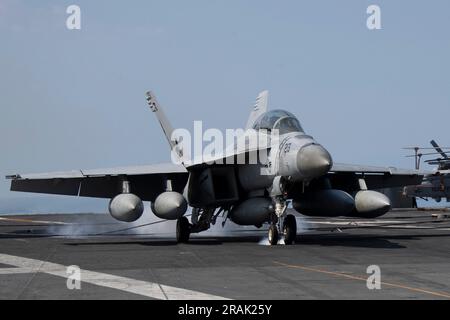 Mar Mediterraneo, acque internazionali. 30 giugno 2023. UN U.S. Navy F/A-18F Super Hornet, attaccato al Black Lions of Strike Fighter Squadron 213, esegue un atterraggio arrestato sul ponte di volo a bordo della portaerei classe Nimitz USS Gerald R. Ford operante sul Mar Mediterraneo, il 30 giugno 2023 al largo delle coste italiane. Credito: MC3 Simon Pike/U.S. Navy Photo/Alamy Live News Foto Stock