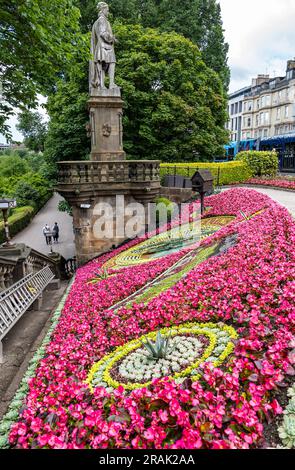 Storico orologio floreale che commemora il centenario del treno a vapore d'epoca Flying Scotsman, Princes Street Gardens, Edimburgo, Scozia, Regno Unito Foto Stock