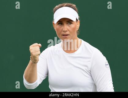 Londra, Regno Unito. 4 luglio 2023. Il belga Ysaline Bonaventure festeggia durante la partita tra il belga Bonaventure e il cinese Bai, nel primo turno del singolare femminile, al torneo di tennis Grand slam di Wimbledon 2023 presso l'All England Tennis Club, nel sud-ovest di Londra, in Gran Bretagna, martedì 04 luglio 2023. BELGA PHOTO BENOIT DOPPAGNE Credit: Belga News Agency/Alamy Live News Foto Stock