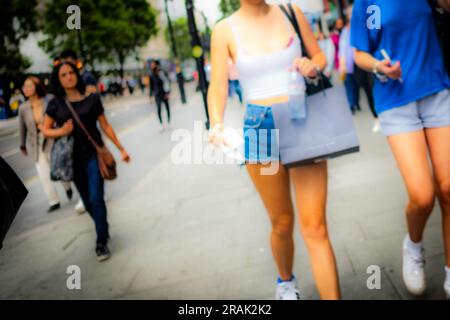 Londra - gli amanti dello shopping si trovano su Oxford Street, via simbolo e destinazione di negozi famosa in tutto il mondo Foto Stock