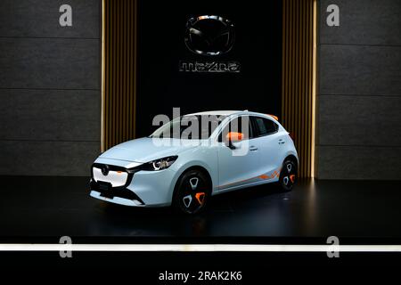 BANGKOK, THAILANDIA - LUGLIO 28,2023: Tutti i nuovi modelli Mazda2 Wave Design esposti al Bangkok Auto Salon a Muangtong Thani Foto Stock
