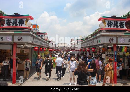 Tokyo, Giappone - 14 giugno 2023: Vista dell'affollata strada dello shopping Nakamise vicino al tempio Sensoji nel quartiere Asakusa di Tokyo, Giappone. Foto Stock