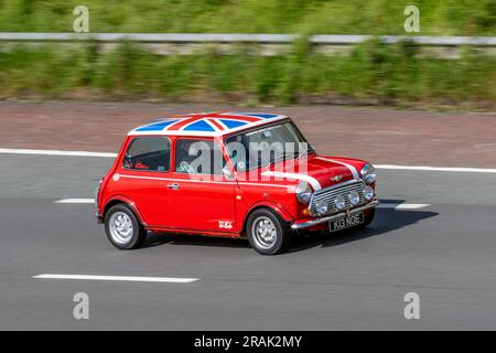 Anni '1993 90 Rover Mini Cooper 1.3I Red Car Saloon benzina 1275 cc che viaggia a velocità sostenuta sull'autostrada M6 a Greater Manchester, Regno Unito Foto Stock