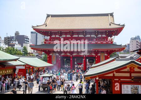 Tokyo, Giappone - 14 giugno 2023: Tempio di Sensouji e via dello shopping Nakamise. Foto Stock