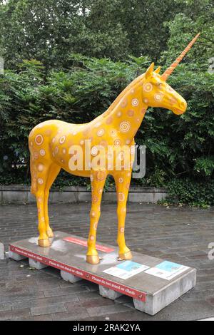 Bristol, Regno Unito. 4 luglio 2023. L'ultimo percorso artistico di Bristol presenta gli Unicorni. Creature mitiche decorate da artisti locali per celebrare i festeggiamenti del 650° anniversario della città sono apparse in giro per la città. Formeranno un percorso turistico amichevole durante l'estate fino a quando non saranno messi all'asta per la cura della leucemia a settembre. Sono api da miele di Jasmin Coe sponsorizzate da Hargreaves Lansdown. Crediti: JMF News/Alamy Live News Foto Stock