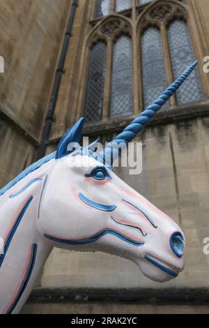 Bristol, Regno Unito. 4 luglio 2023. L'ultimo percorso artistico di Bristol presenta gli Unicorni. Creature mitiche decorate da artisti locali per celebrare i festeggiamenti del 650° anniversario della città sono apparse in giro per la città. Formeranno un percorso turistico amichevole durante l'estate fino a quando non saranno messi all'asta per la cura della leucemia a settembre. Fuori dalla cattedrale di Bristol c'è l'ambizione di Bristol di Emma Elena Mihai sponsorizzata da LDC. Crediti: JMF News/Alamy Live News Foto Stock