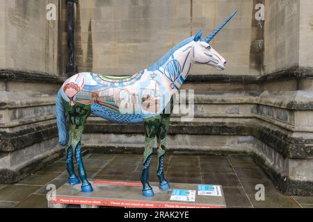 Bristol, Regno Unito. 4 luglio 2023. L'ultimo percorso artistico di Bristol presenta gli Unicorni. Creature mitiche decorate da artisti locali per celebrare i festeggiamenti del 650° anniversario della città sono apparse in giro per la città. Formeranno un percorso turistico amichevole durante l'estate fino a quando non saranno messi all'asta per la cura della leucemia a settembre. Fuori dalla cattedrale di Bristol c'è l'ambizione di Bristol di Emma Elena Mihai sponsorizzata da LDC. Crediti: JMF News/Alamy Live News Foto Stock