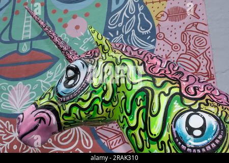 Bristol, Regno Unito. 4 luglio 2023. L'ultimo percorso artistico di Bristol presenta gli Unicorni. Creature mitiche decorate da artisti locali per celebrare i festeggiamenti del 650° anniversario della città sono apparse in giro per la città. Formeranno un percorso turistico amichevole durante l'estate fino a quando non saranno messi all'asta per la cura della leucemia a settembre. Slineycorn dell'artista Guts sponsorizzò bt Bristol Bid. Crediti: JMF News/Alamy Live News Foto Stock