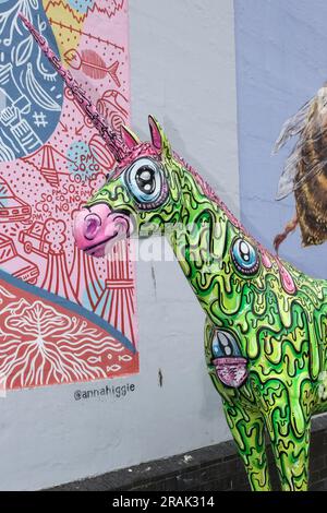 Bristol, Regno Unito. 4 luglio 2023. L'ultimo percorso artistico di Bristol presenta gli Unicorni. Creature mitiche decorate da artisti locali per celebrare i festeggiamenti del 650° anniversario della città sono apparse in giro per la città. Formeranno un percorso turistico amichevole durante l'estate fino a quando non saranno messi all'asta per la cura della leucemia a settembre. Slineycorn dell'artista Guts sponsorizzò bt Bristol Bid. Crediti: JMF News/Alamy Live News Foto Stock