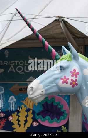 Bristol, Regno Unito. 4 luglio 2023. L'ultimo percorso artistico di Bristol presenta gli Unicorni. Creature mitiche decorate da artisti locali per celebrare i festeggiamenti del 650° anniversario della città sono apparse in giro per la città. Formeranno un percorso turistico amichevole durante l'estate fino a quando non saranno messi all'asta per la cura della leucemia a settembre. UWE Corn di Chloe Tyler sponsorizzato da UWE Bristol. Crediti: JMF News/Alamy Live News Foto Stock