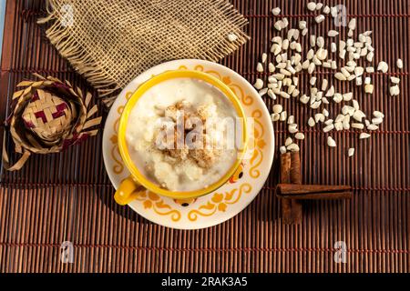 Dolce tipico brasiliano, Canjica. Porridge di mais bianco con cannella e cocco. Consumata nei festeggiamenti di giugno (Festa Junina) Foto Stock