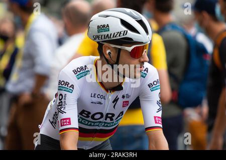 Bilbao, Spagna - 1 luglio 2023: Il ciclista EMANUEL BUCHMANN, del team BORA-HANSGROHE, alla presentazione del Tour de France nella prima sta Foto Stock