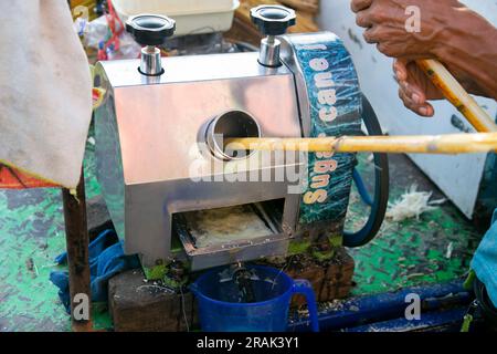 Succo di canna da zucchero fatto con una macchina in un mercato di strada in Perù Foto Stock