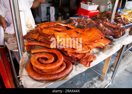 Il tacacho con cecina è un piatto tipico della cucina peruviana, popolare nella giungla peruviana e ampiamente diffuso nel resto del paese. Foto Stock