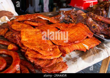 Il tacacho con cecina è un piatto tipico della cucina peruviana, popolare nella giungla peruviana e ampiamente diffuso nel resto del paese. Foto Stock