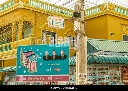 Cartellone elettorale politico di Hun Sen e del suo governo CPP (Partito Popolare cambogiano) durante le elezioni del 2013. Phnom Penh, Cambogia. © Kraig Lieb Foto Stock