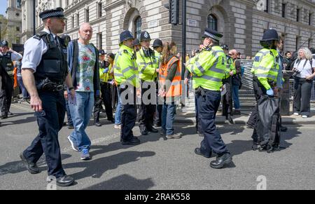 Londra, Regno Unito. Agenti della polizia metropolitana che si occupano di una protesta Just Stop Oil in Parliament Square, maggio 2023 Foto Stock