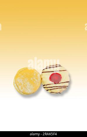 due biscotti diversi su sfondo ocra con sfumatura di colore, primo piano, verticale Foto Stock