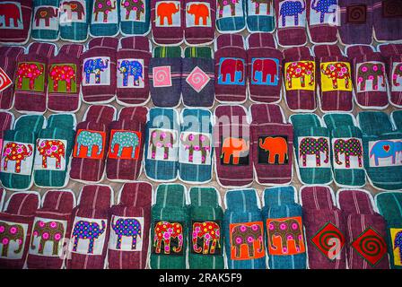 Pantofole artigianali in un mercato di strada a Luang Prabang, Laos Foto Stock