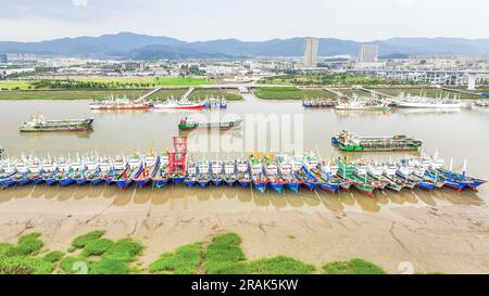 ZHOUSHAN, CINA - 4 LUGLIO 2023 - le barche da pesca sono ormeggiate al porto di pesca di Shenjiamen nella città di Zhoushan, provincia di Zhejiang, Cina, 4 luglio 2023. Foto Stock