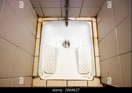 Uno squat o un gabinetto squatting in Francia, a volte noto come toilette turche. Foto Stock