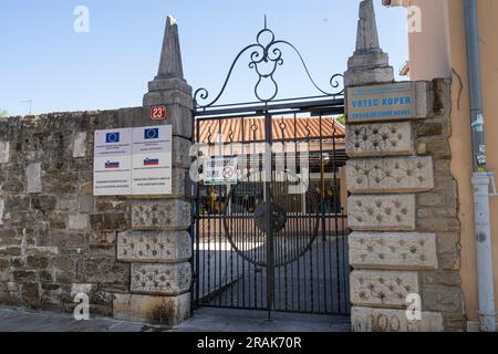 Capodistria, Slovenia. 2 luglio 2023. vista esterna dell'ingresso all'asilo nel centro della città Foto Stock
