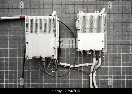 La scatola elettrica appesa al muro dell'edificio residenziale. Foto Stock