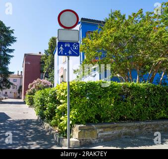 Capodistria, Slovenia. 2 luglio 2023. il cartello di divieto di ingresso su una strada nel centro città Foto Stock