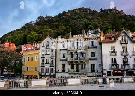 Gli edifici dai colori pastello del centro storico e della piazza centrale di Sao Martinho, a Sintra, Portogallo. I palazzi romantici e fiabeschi attirano turisti da tutto il mondo. Foto Stock