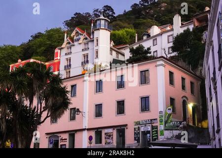 Gli edifici dai colori pastello del centro storico e della piazza centrale di Sao Martinho, a Sintra, Portogallo. I palazzi romantici e fiabeschi attirano turisti da tutto il mondo. Foto Stock