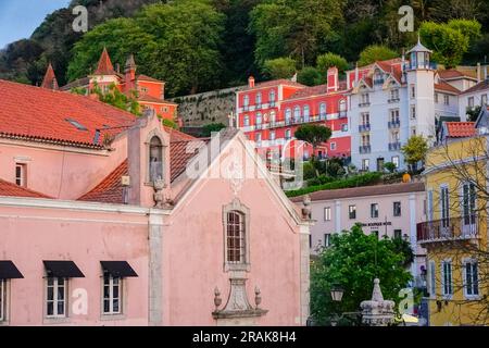 Gli edifici dai colori pastello del centro storico e della piazza centrale di Sao Martinho, a Sintra, Portogallo. I palazzi romantici e fiabeschi attirano turisti da tutto il mondo. Foto Stock