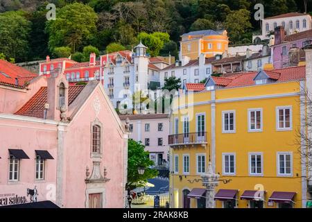 Gli edifici dai colori pastello del centro storico e della piazza centrale di Sao Martinho, a Sintra, Portogallo. I palazzi romantici e fiabeschi attirano turisti da tutto il mondo. Foto Stock