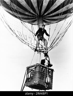 CANTINFLAS interpreta Passepartout e DAVID NIVEN interpreta Phileas Fogg in un pallone in TUTTO IL MONDO IN 80 GIORNI 1956 regista MICHAEL ANDERSON romanzo Jules Verne Music Victor Young Michael Todd Company / United Artists Foto Stock