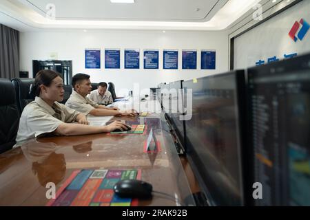 (230704) -- VIENTIANE, 4 luglio 2023 (Xinhua) -- Nouphet Thongsakda (C) e Phavady Nalathone (L) lavorano nella sala di controllo centrale della centrale idroelettrica di Nam Ou 1 investita dalla Power Construction Corporation of China (PowerChina) a Luang Prabang, Laos, il 16 giugno 2023. Trovare un partner di vita mentre insegue i sogni di carriera non è facile, ma una giovane coppia nel nord del Laos fortunatamente ha ottenuto entrambi quando lavora per la PowerChina. ANDARE CON "Feature: Giovani coppie tessono sogni, amore al progetto Belt and Road in Laos" (foto di Kaikeo Saiyasane/Xinhua) Foto Stock