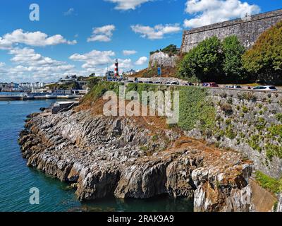 Regno Unito, Devon, Plymouth, The Hoe, costa presso la Cittadella reale con Smeatons Tower in lontananza. Foto Stock