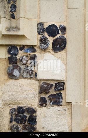 Dettaglio del Checkerwork Flushwork of Flints and Stone of the Wall del XV secolo Municipio di King's Lynn, Inghilterra Regno Unito Foto Stock