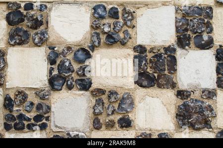 Dettaglio del Checkerwork Flushwork of Flints and Stone of the Wall del XV secolo Municipio di King's Lynn, Inghilterra Regno Unito Foto Stock