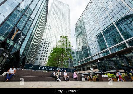 Londra - giugno 2023: Edifici di Canary Wharf e impiegati in Reuters Plaza, il principale centro finanziario di Londra Foto Stock