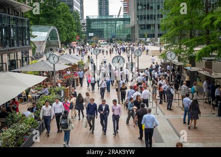 Londra - giugno 2023: Uomini d'affari su Reuters Plaza nel quartiere finanziario di Canary Wharf a Londra. Foto Stock