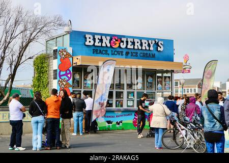 Banco di gelati Ben & Jerry's sul Fisherman's Wharf Embarcadero, con turisti in piedi al sole in una giornata fredda San Francisco California USA Foto Stock