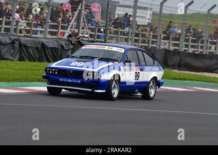 David Margulies, Alfa Romeo GTV6, HRDC ‘Gerry Marshall’ Trophy Series, oltre 30 vetture in griglia per una gara di quarantacinque minuti a due piloti con pre- Foto Stock