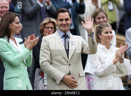 Londra, Gran Bretagna. 4 luglio 2023. Roger Federer (fronte C) sta con la britannica Catherine (fronte L), la principessa del Galles e sua moglie Mirka Federer (fronte R) al Centre Court prima di giocare il giorno 2 del Wimbledon Tennis Championships a Londra, in Gran Bretagna, il 4 luglio 2023. Credito: Han Yan/Xinhua/Alamy Live News Foto Stock