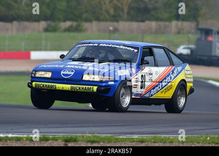 Mike Whitaker SNR, Rover SD1, HRDC 'Gerry Marshall' Trophy Series, oltre 30 vetture sulla griglia per una gara di quarantacinque minuti con due piloti pre-1980 Foto Stock