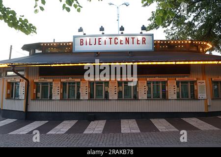 Un parco divertimenti vuoto e deserto di Gröna Lund a Stoccolma, Svezia, è ancora chiuso dopo il tragico incidente della scorsa settimana, quando una donna è morta e nove sono rimaste ferite sulle montagne russe Jetline. Foto Stock