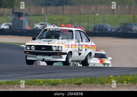 Peter Smith, Guy Smith, Ford Escort RS2000, HRDC 'Gerry Marshall' Trophy Series, oltre 30 vetture sulla griglia per un'impresa di quarantacinque minuti a due piloti Foto Stock