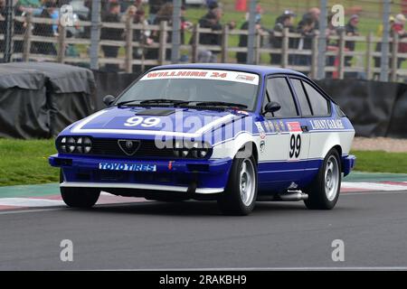 David Margulies, Alfa Romeo GTV6, HRDC ‘Gerry Marshall’ Trophy Series, oltre 30 vetture in griglia per una gara di quarantacinque minuti a due piloti con pre- Foto Stock